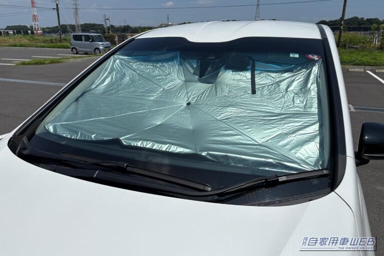 ホンダ フリードGB7に、SEIWAの傘型サンシェードをセットした状態を車内から撮影|「この換気方法は試したい」灼熱の車内の空気を素早く入れ替えるテク。キモは窓の開け方だった! サンシェードの併用でさらに効果UP!