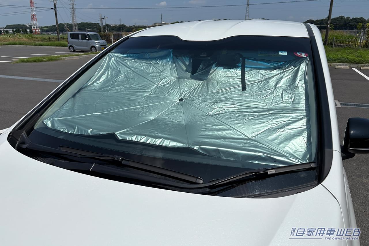 |「この換気方法は試したい」灼熱の車内の空気を素早く入れ替えるテク。キモは窓の開け方だった! サンシェードの併用でさらに効果UP!