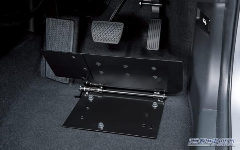 サポートアイテム/ペダル誤操作防止プレート(Dタイプ用)|ホンダ・フィットの運転補助装置「テックマチックシステム」が一部改良! 50年磨き続ける運転支援技術が最新安全装備「マルチビューカメラシステム」に対応!