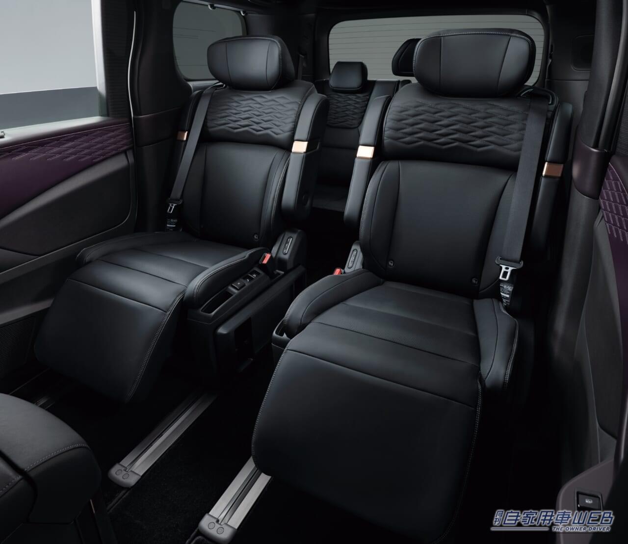 2026年発表の新型エルグランドAUTECH LINEの車内、セカンドシート。|路面に車名を投影、22スピーカーの音響、さざ波モチーフのナッパレザー……ベース車がすでに高級なのに、さらに上を行く「新型エルグランド」純正カスタムの仕上がりとは?