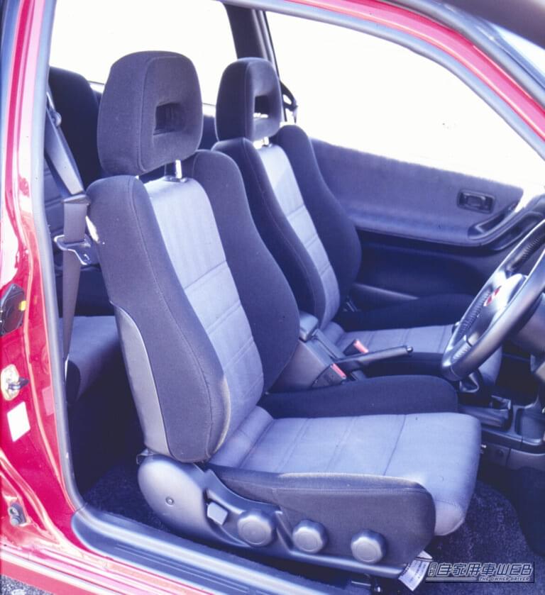 パルサーGTi-R フロントシート｜「勝つことを宿命として生まれたモンスターコンパクト」 圧倒的な加速力とは裏腹に、極端な“フロントヘビー”と“どアンダー”なハンドリングで直線番長とまで揶揄された悲運の『GTi-R』