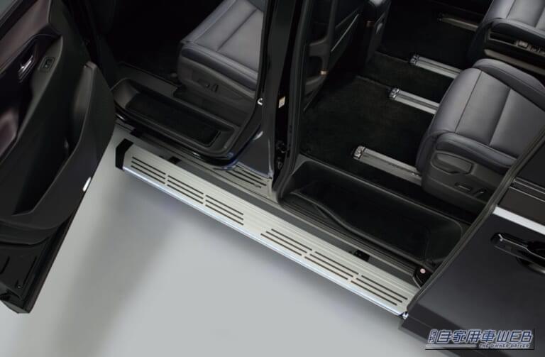 エルグランドステップタイプ｜路面に車名を投影、22スピーカーの音響、さざ波モチーフのナッパレザー……ベース車がすでに高級なのに、さらに上を行く「新型エルグランド」純正カスタムの仕上がりとは？