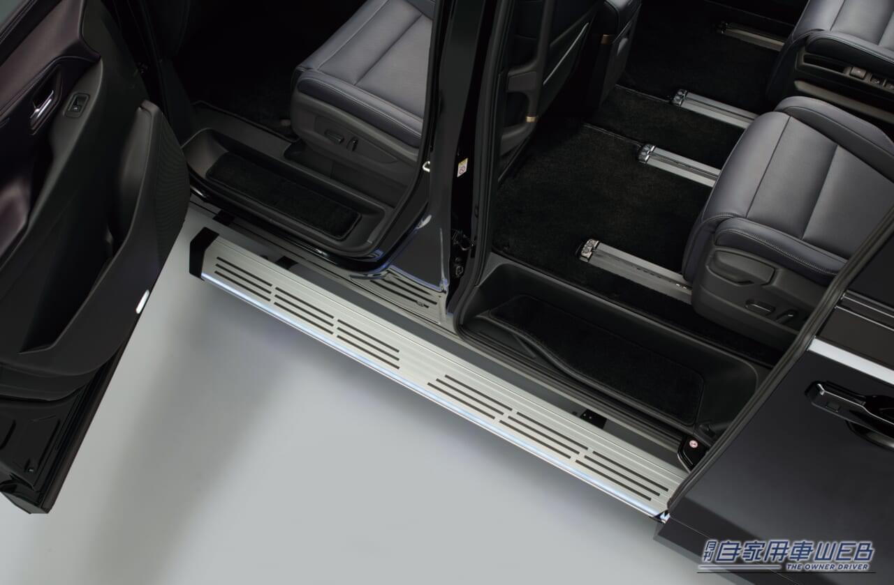 エルグランドステップタイプ｜路面に車名を投影、22スピーカーの音響、さざ波モチーフのナッパレザー……ベース車がすでに高級なのに、さらに上を行く「新型エルグランド」純正カスタムの仕上がりとは？