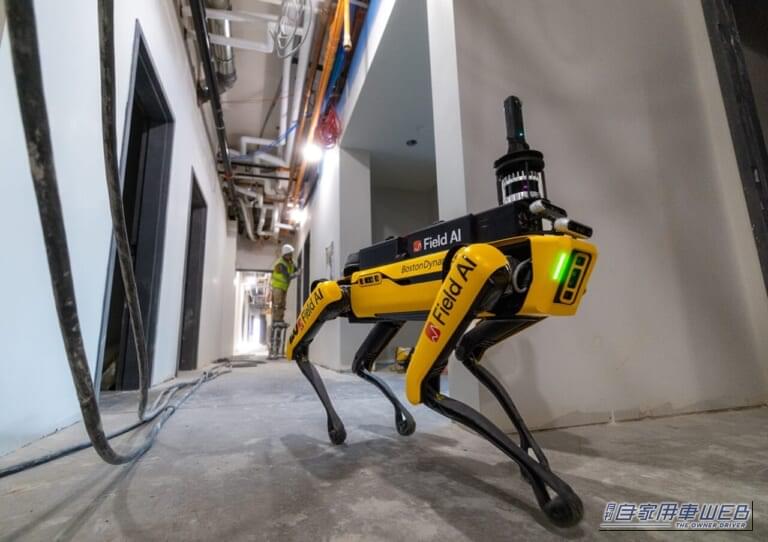 Boston Dynamics社が開発した四足歩行ロボット「Spot」。不整地や階段を軽快に移動できる。|ワールドカップに現れた人型ロボット「Atlas」の正体とは? ヒョンデがロボット開発に本気な理由【Boston Dynamics傘下で描く未来】