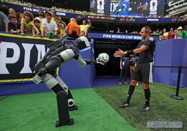 ワールドカップに現れた人型ロボット「Atlas」|ワールドカップに現れた人型ロボット「Atlas」の正体とは? ヒョンデがロボット開発に本気な理由【Boston Dynamics傘下で描く未来】