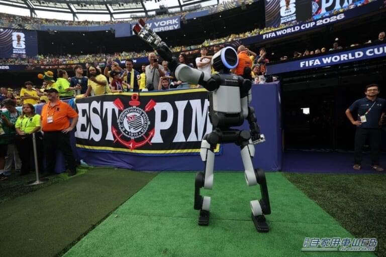 ワールドカップに現れた人型ロボット「Atlas」|ワールドカップに現れた人型ロボット「Atlas」の正体とは? ヒョンデがロボット開発に本気な理由【Boston Dynamics傘下で描く未来】