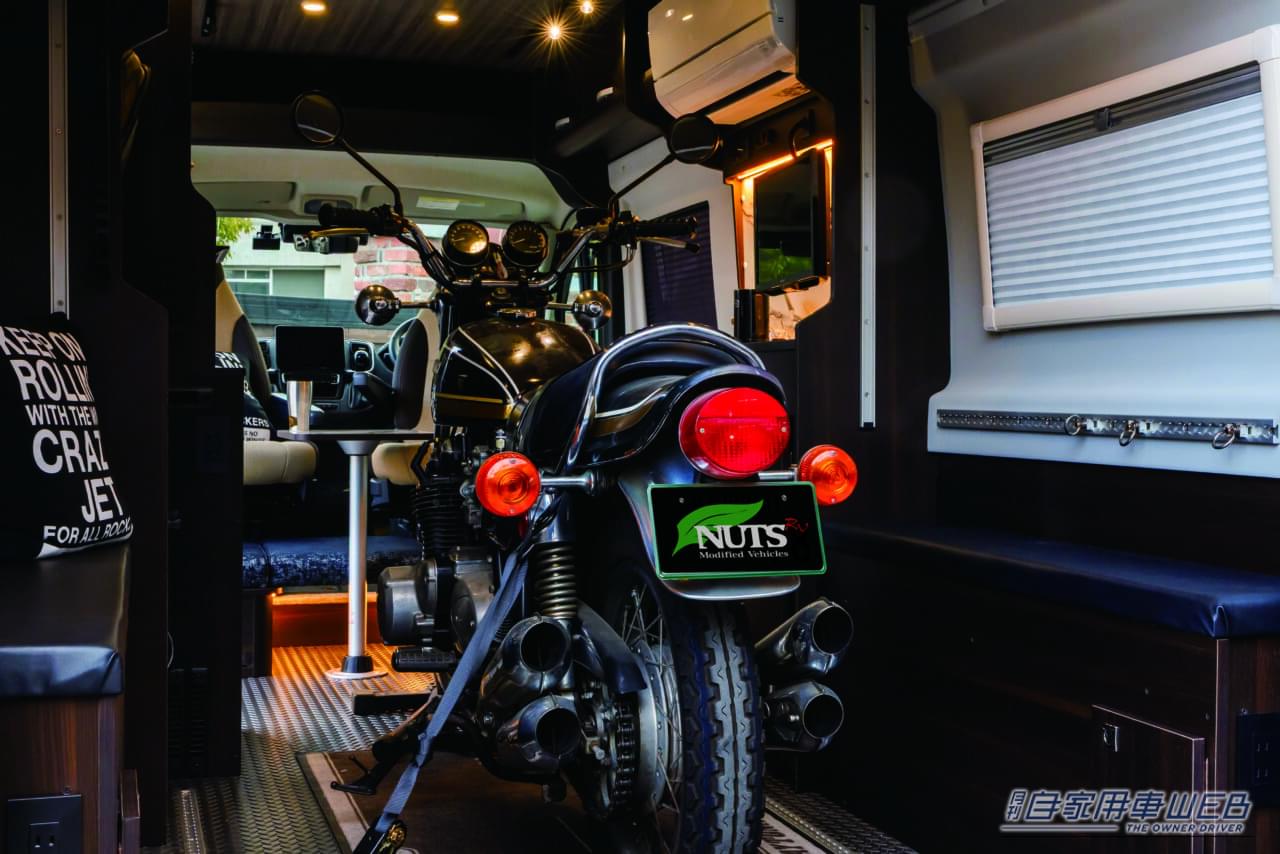 ｜「清木場俊介」とのコラボから生まれた究極の「遊び屋」キャンパー。愛用バイクを積んで「寝る」「食う」「遊ぶ」を満喫できる夢のRVの見どころを解説。