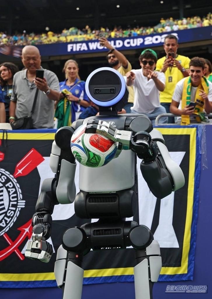 ワールドカップに現れた人型ロボット「Atlas」｜ワールドカップに現れた人型ロボット「Atlas」の正体とは？ ヒョンデがロボット開発に本気な理由【Boston Dynamics傘下で描く未来】