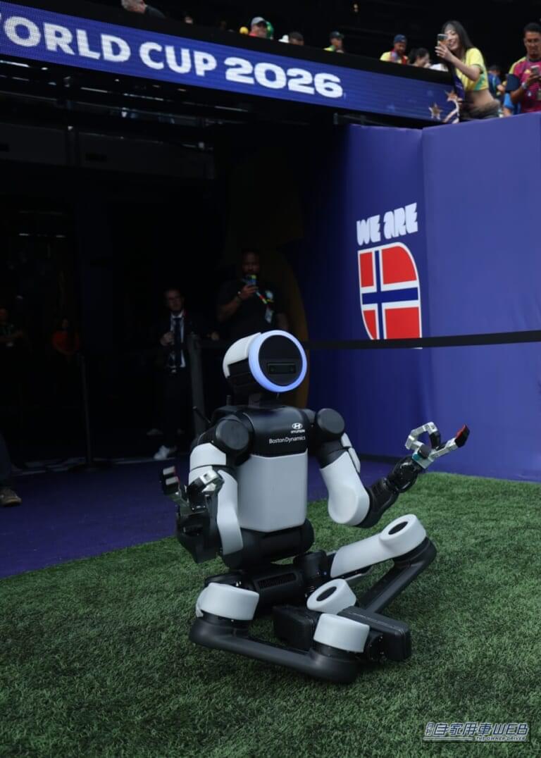ワールドカップに現れた人型ロボット「Atlas」|ワールドカップに現れた人型ロボット「Atlas」の正体とは? ヒョンデがロボット開発に本気な理由【Boston Dynamics傘下で描く未来】