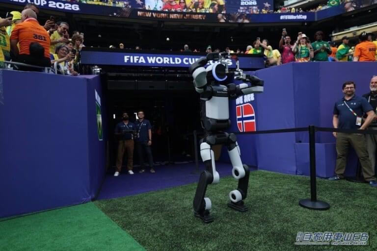 ワールドカップに現れた人型ロボット「Atlas」｜ワールドカップに現れた人型ロボット「Atlas」の正体とは？ ヒョンデがロボット開発に本気な理由【Boston Dynamics傘下で描く未来】