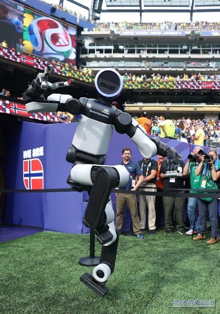 ワールドカップに現れた人型ロボット「Atlas」｜ワールドカップに現れた人型ロボット「Atlas」の正体とは？ ヒョンデがロボット開発に本気な理由【Boston Dynamics傘下で描く未来】