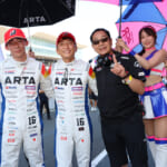 鈴鹿戦で優勝の16号車 佐藤蓮選手、野尻智紀選手、土屋圭市監督
