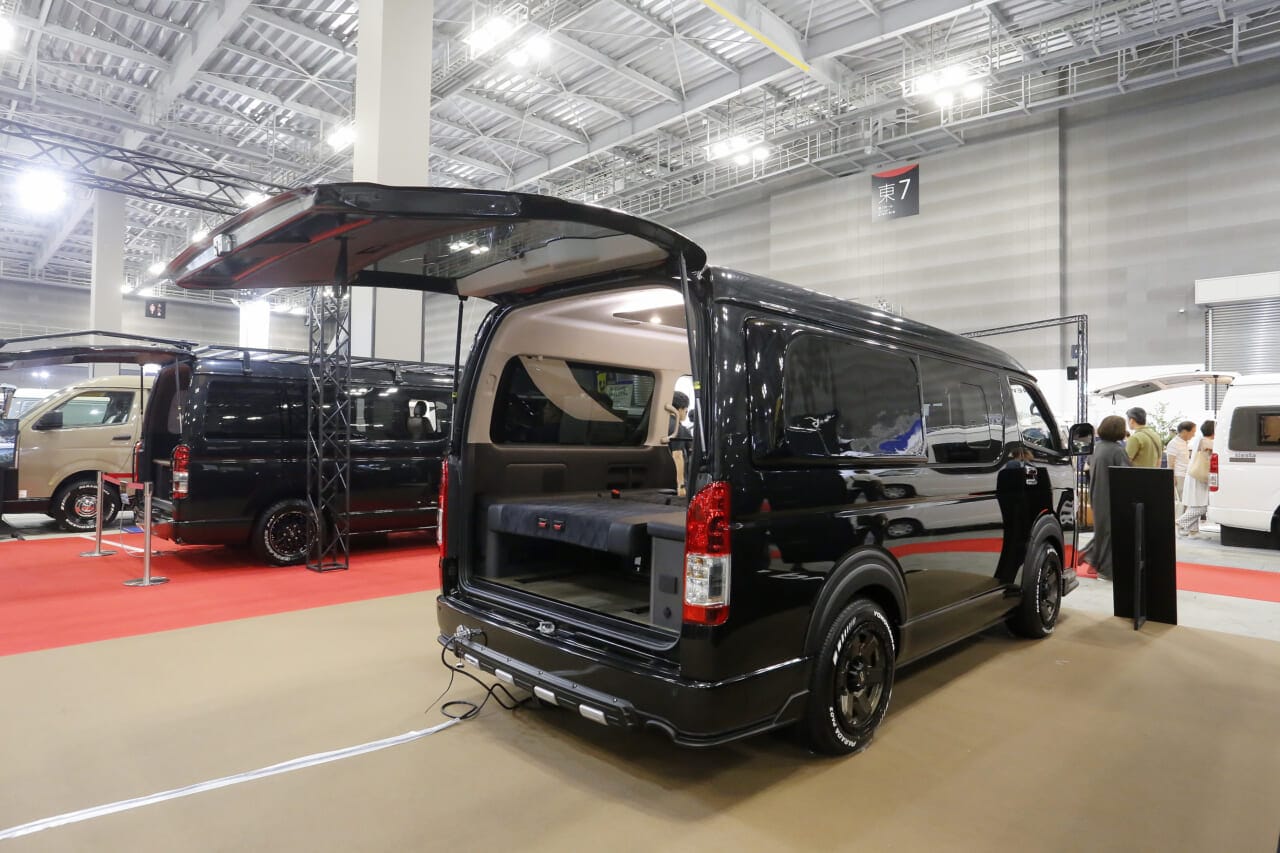 ｜世界的エアロ屋「WALD」がハイエースを本気イジり！ 武骨エアロなのに車内はホテルのようなギャップが凄い。思わず欲しくなる「限定5台」の実力ぶりをチェックした。