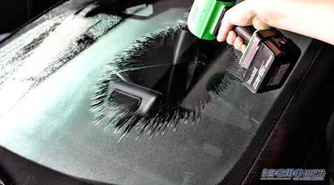 （２）水滴を"点"ではなく"面"で薙ぎ払う｜クラファン達成率「10000％」の洗車ブロワー！ 最大推力2000gの「太い風」で拭き上げを短縮、セダン1台を約2分で乾燥。399gの軽量ボディ＆マキタ18V対応