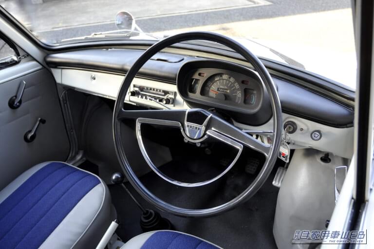 運転席周り｜64年前、軽自動車の常識を大きく覆したクルマがあった。「軽自動車であることを我慢しない」「庶民が夢見られる本格的な乗用車」として誕生した【マツダ・キャロル】