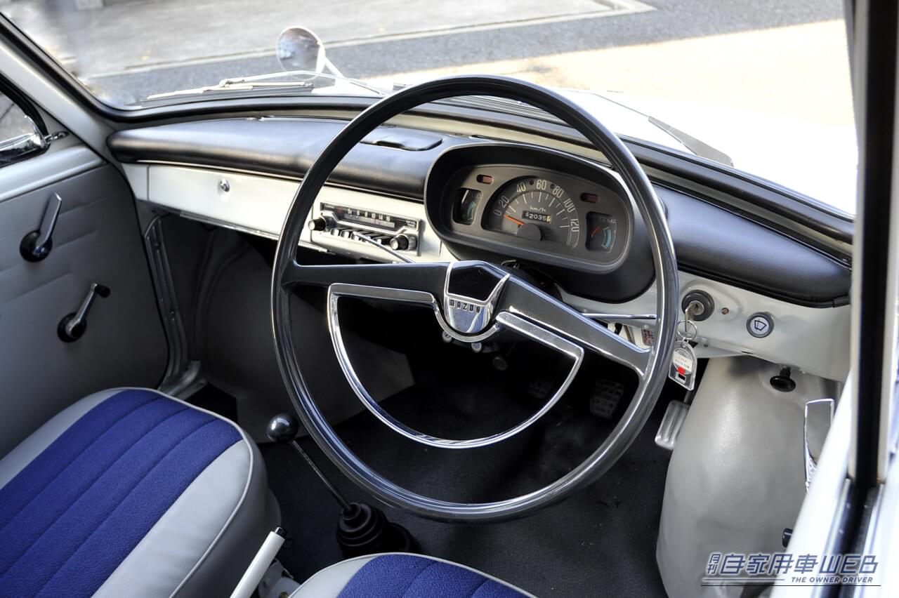 運転席周り|64年前、軽自動車の常識を大きく覆したクルマがあった。「軽自動車であることを我慢しない」「庶民が夢見られる本格的な乗用車」として誕生した【マツダ・キャロル】