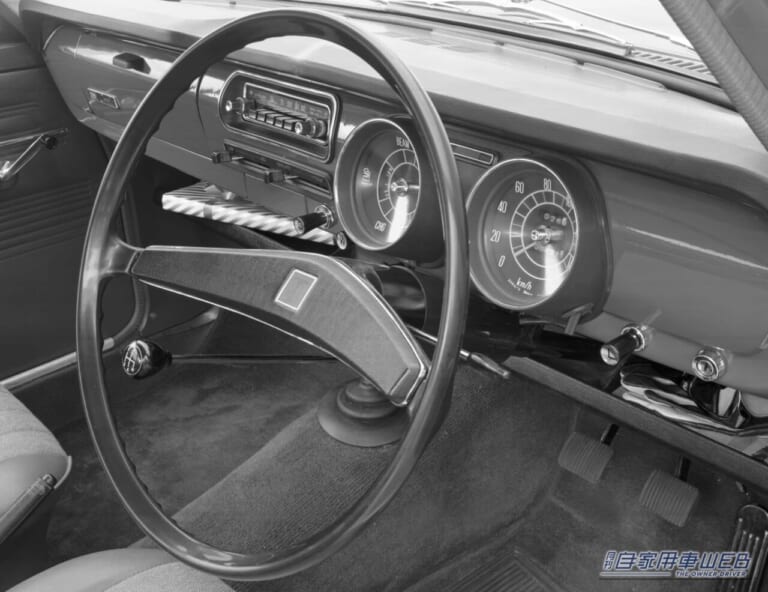 初代カローラ　運転席｜「すでに50年以上前から、その伝説が始まっていた！」ハチロクより遥か以前に登場した“走る稲妻”は、名機２T-Gとともに伝説となった。【TE27・カローラレビン／トレノ】