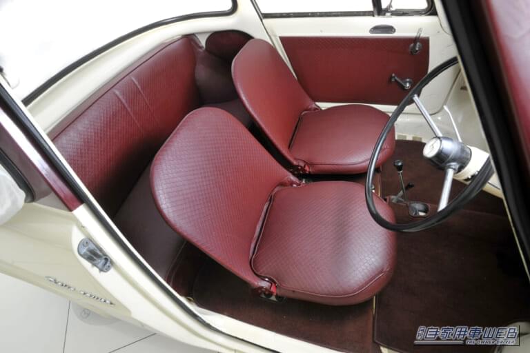 R360クーペ シート｜「車両重量…なんと395kg！」「車両価格…もっとビックリ、30万円!? 」 しかし、重量や価格だけでなく、詰め込まれた先進技術も“破格”だった【マツダ・R360クーペ】のここがスゴイ