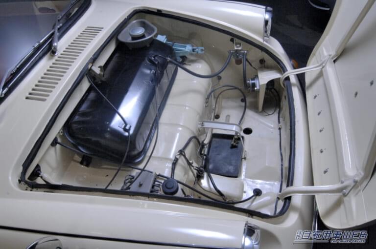 R３６０クーペ フロントボンネット｜「車両重量…なんと395kg！」「車両価格…もっとビックリ、30万円!? 」 しかし、重量や価格だけでなく、詰め込まれた先進技術も“破格”だった【マツダ・R360クーペ】のここがスゴイ