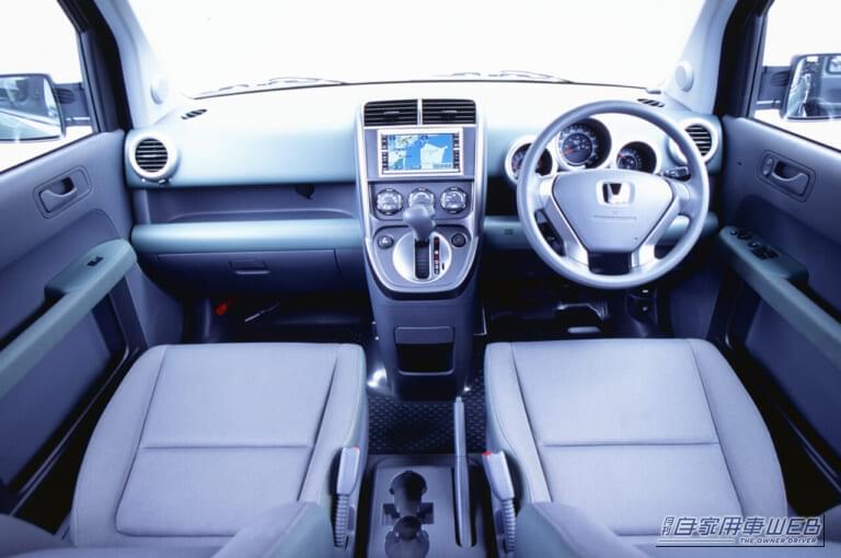 運転席(エレメント)|「20年以上前に登場していた“遊びを極める”クルマ」 そんな自由気ままで、タフなSUV【ホンダ・エレメント】ってどんなクルマ⁉︎