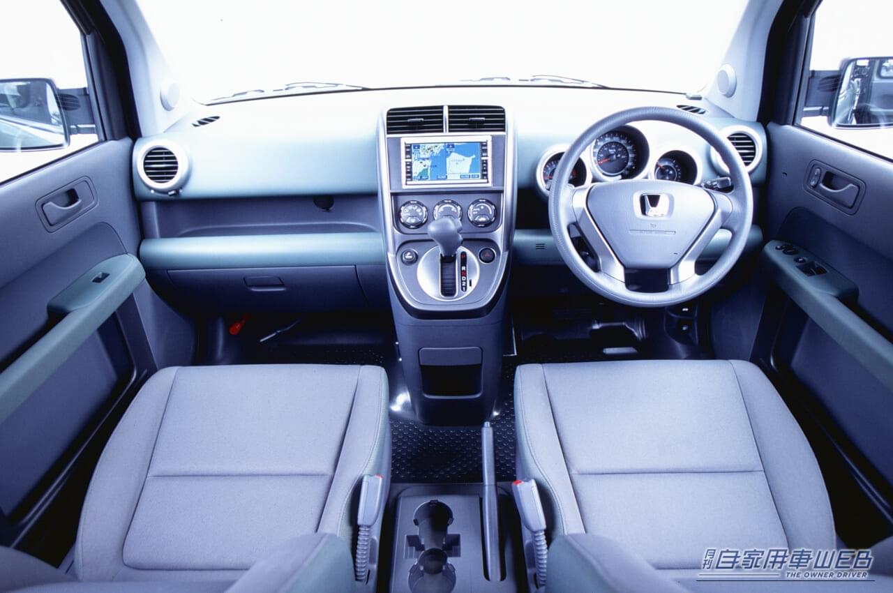 運転席（エレメント）｜「20年以上前に登場していた“遊びを極める”クルマ」　そんな自由気ままで、タフなSUV【ホンダ・エレメント】ってどんなクルマ⁉︎