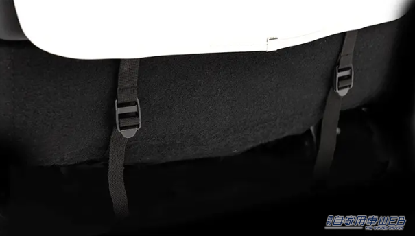 下段ストラップ。シート下部のフレームや部品に固定し、製品のズレや揺れを防ぐ。｜「黒いキックガードが嫌な人」に朗報！全31色で純正シートになじむ。クラファン累計1900万円超・サポーター1200名超のAIMBANが汚れ防止＋収納までできる新作を先行販売