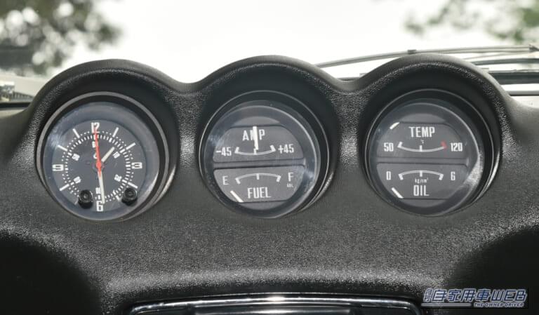 Z432のセンターパネルに設けられた３連メーター｜57年という長い年月を経てもなお、色褪せないピュアスポーツの咆哮。「4-3-2」という車名に込められた高性能車としてプライド。Zの伝説を体現した【フェアレディZ 432】
