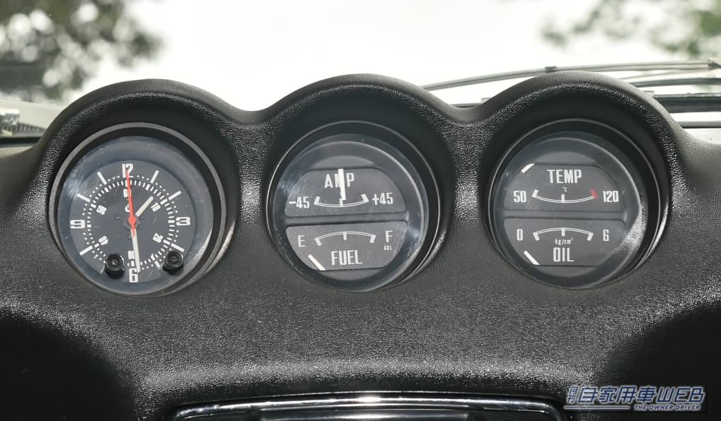 Z432のセンターパネルに設けられた３連メーター｜57年という長い年月を経てもなお、色褪せないピュアスポーツの咆哮。「4-3-2」という車名に込められた高性能車としてプライド。Zの伝説を体現した【フェアレディZ 432】