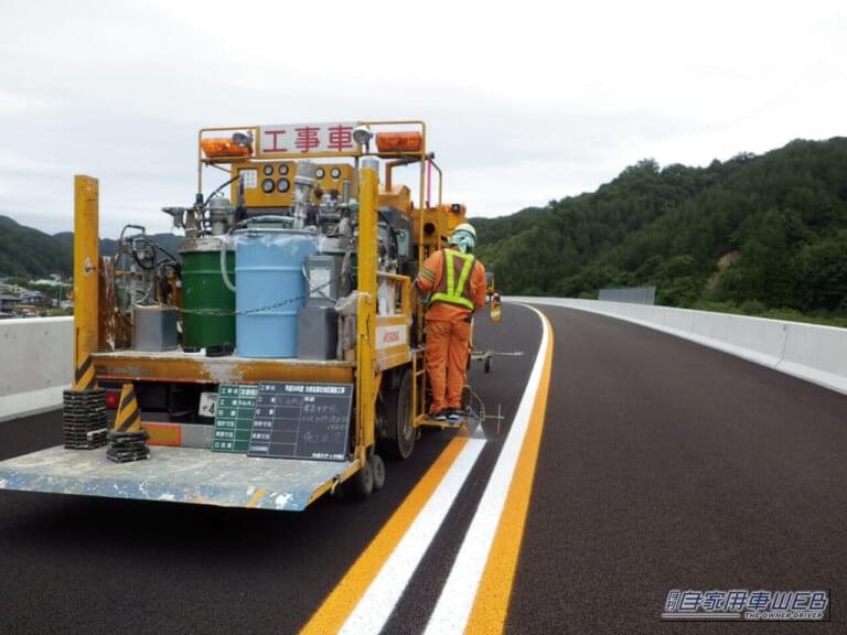 区画線工・施設工１｜【大人の社会見学】日本の物流を支える整備された道路。いつも使ってるけど、意外と知らない『舗装道路』ができるまで。