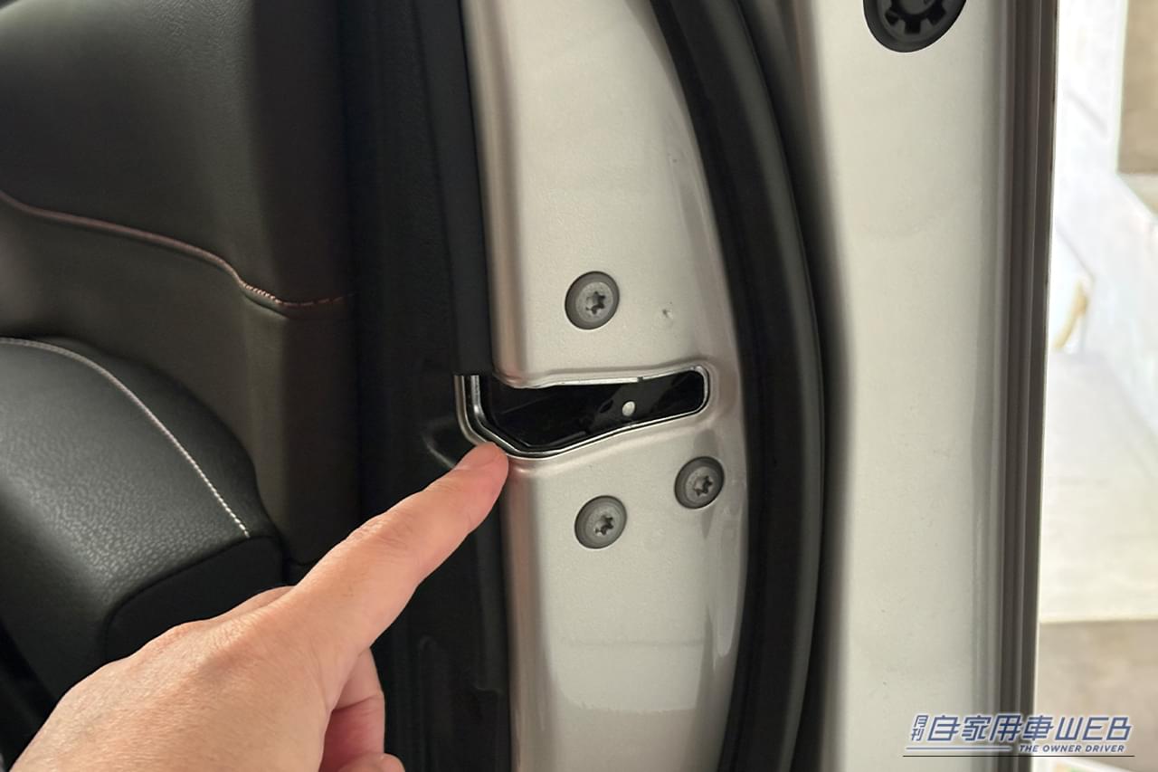 ｜「小さいパーツだが効果はスゴい…」トヨタ純正オプションとしても採用。交換するだけでボディ剛性の向上が期待できる［アイシン・ドアスタビライザー］を紹介
