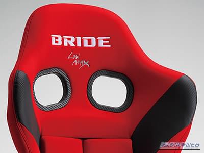 BRIDE（ブリッド）の、赤いバケットシートの背もたれ部分のロゴ｜「えっ…コレがスマホスタンドなの？」人気のBRIDEのシートを忠実に再現した人気ノベルティに限定モデルが登場！［シート型スマホスタンド プレミアムシリーズ 織戸茉彩］