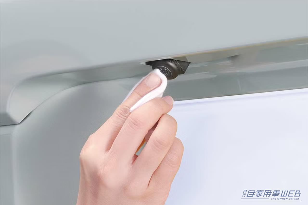 自動車のバックモニター用のカメラレンズにコーティング剤を塗布している画像｜「雨で後ろが全然見えない…」バックモニターの邪魔をする水滴。超簡単施工で映像がクリアに！ 車種問わず対応の［カーメイト・C108 エクスクリア カメラコーティング］