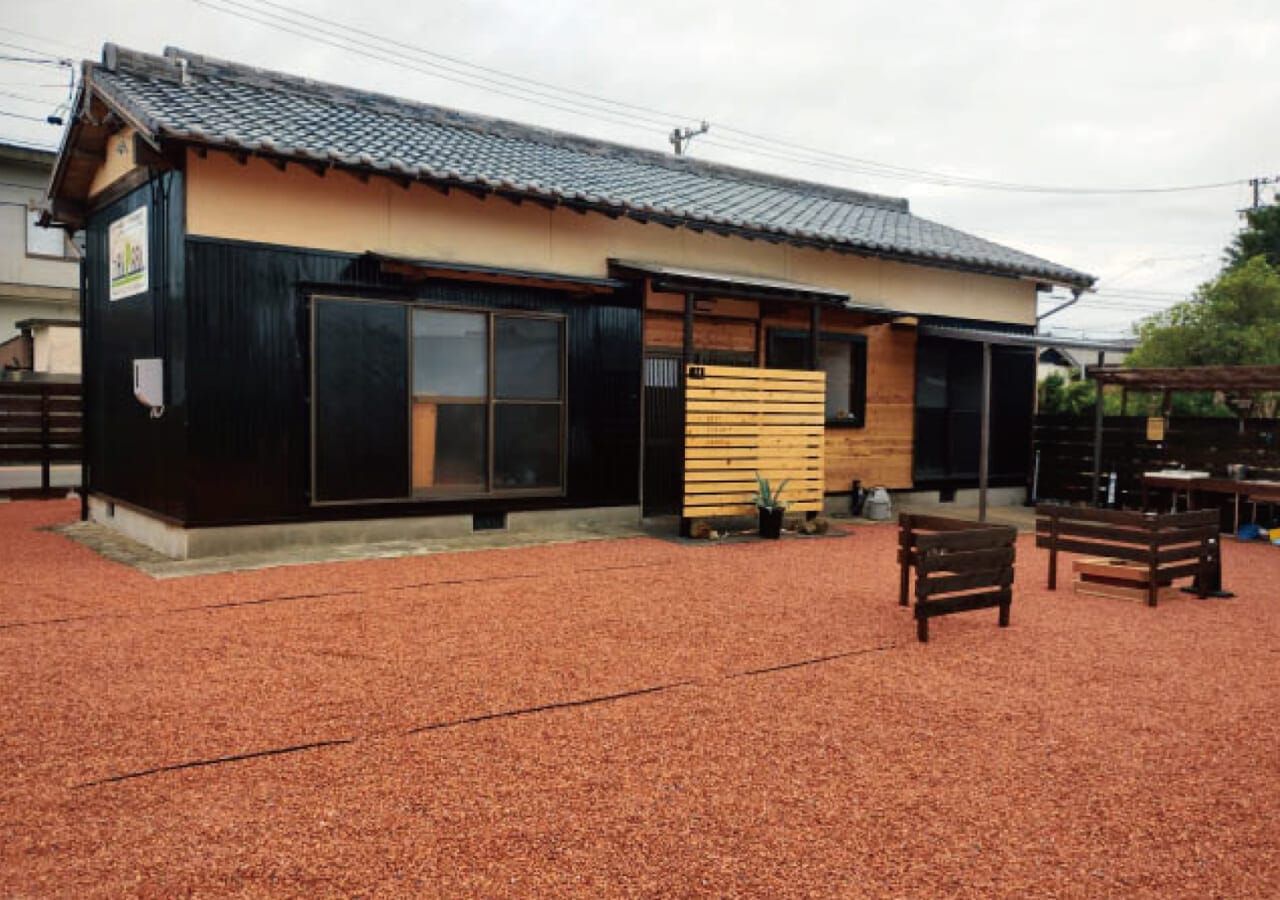 RVパーク COZY FIELD 国府白浜|【車中泊旅行におススメ! RVパーク最新情報】中部・近畿エリアを代表する有数のサーフスポット「国府白浜」まで徒歩1分のRVパーク『三重県志摩市/ RVパーク COZY FIELD 国府白浜 』