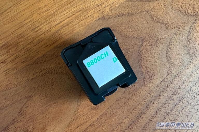 カーメイトのドクターデオ プレミアムゴールド 防カビ D282の本体裏面の両面テープ｜「えっ クルマがクサい…」ニオイやすい夏場のカーエアコン。簡単取付けで90日効果が持続！［ドクターデオ プレミアムゴールド 防カビ（D282）］を実際に装着検証
