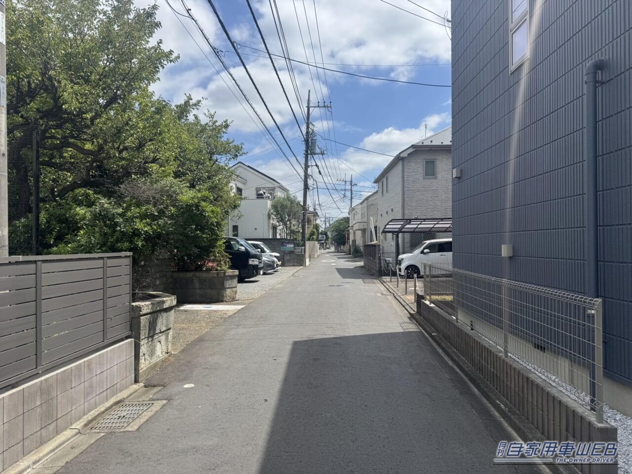 幅員の狭い生活道路|【注意】「住宅街での暴走許さない!」9月1日から、生活道路における自動車の法定速度が30km/hに引き下げられる‼︎