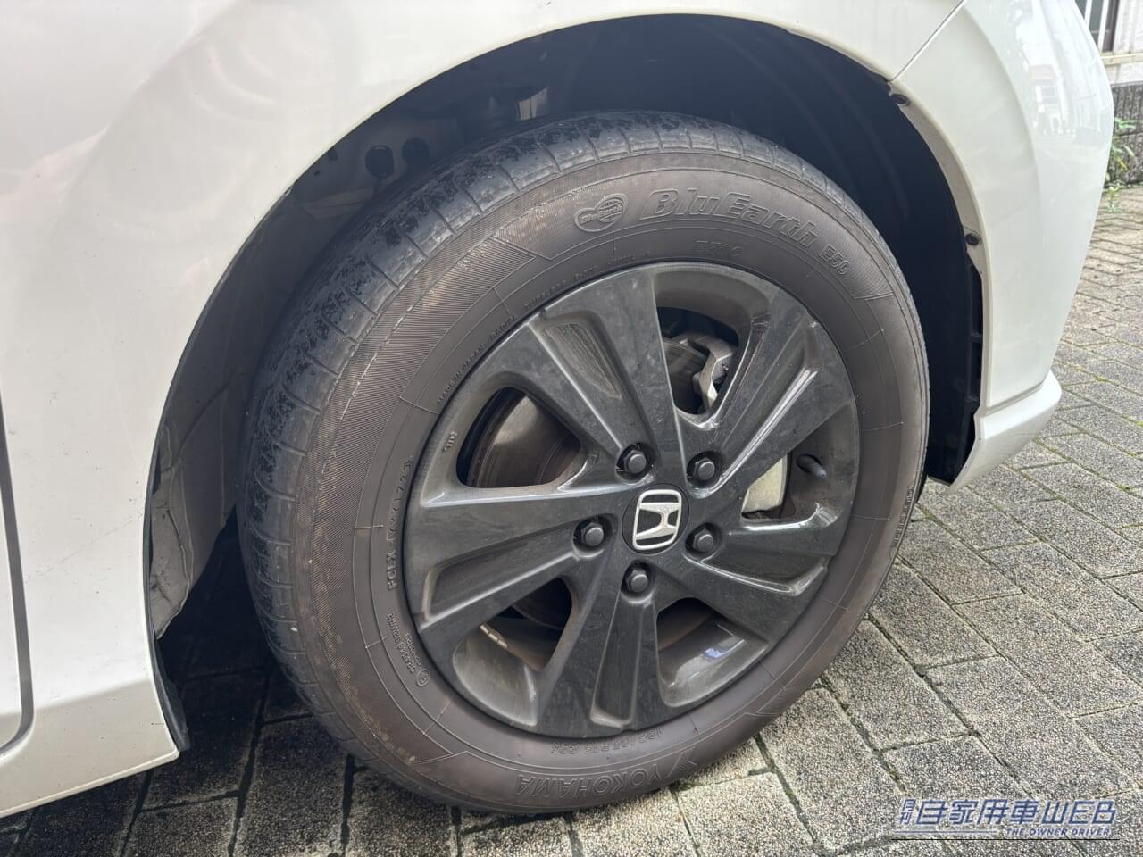 ホンダ GB7フリードの、洗浄前の汚れた状態のホイール｜「こんなアイテムあったんだ…」面倒なホイールの洗浄が劇的にはかどるグッズを導入！ 使わない理由が見つからないスグレモノだった！［ミスター・ウォッシュボス 電動ホイールブラシ］