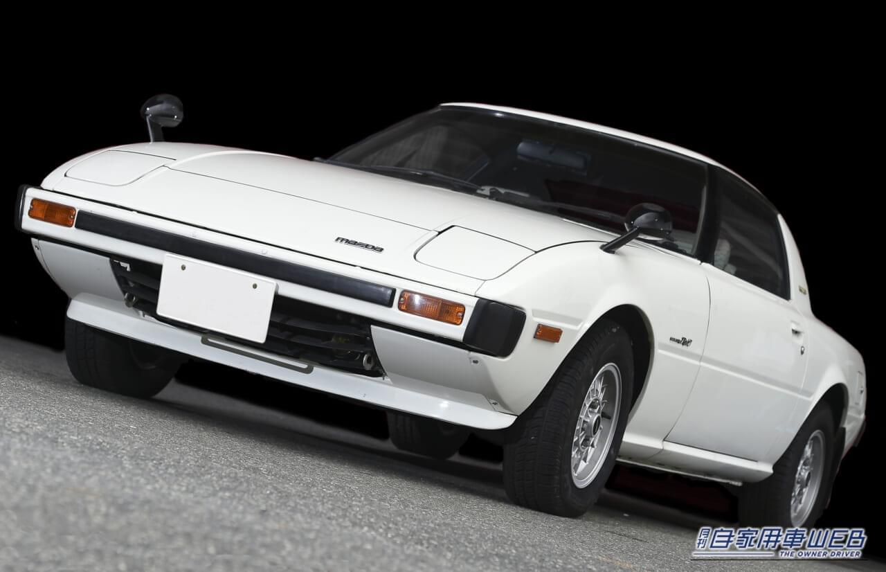 1978年に誕生した、マツダの初代サバンナRX-7、ボディーカラーはホワイト。｜「発売直後からプレミア価格に」米国で爆発的な大ヒット。入手困難となった48年前のマツダ車。しかし当時の日本では色眼鏡で見られていた［初代サバンナ RX-7］