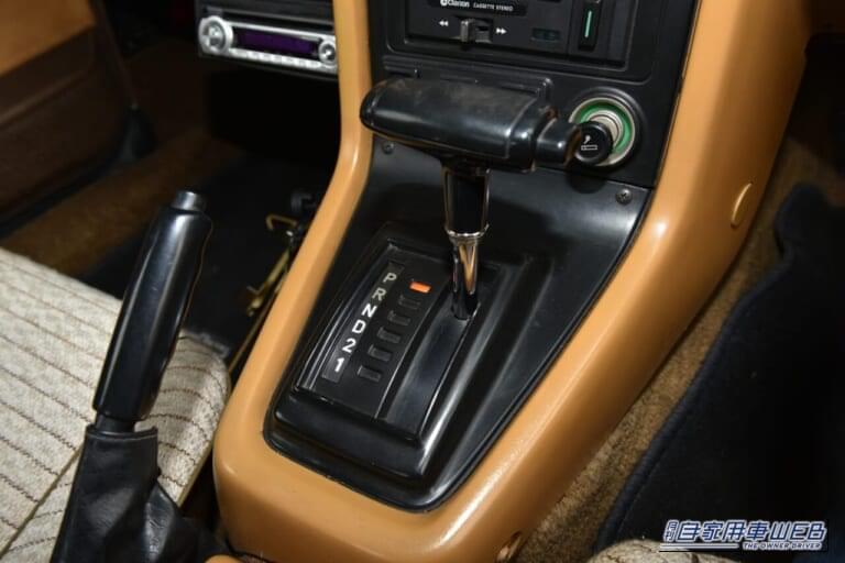 初代サバンナRX-7のATシフトノブ｜「発売直後からプレミア価格に」米国で爆発的な大ヒット。入手困難となった48年前のマツダ車。しかし当時の日本では色眼鏡で見られていた［初代サバンナ RX-7］