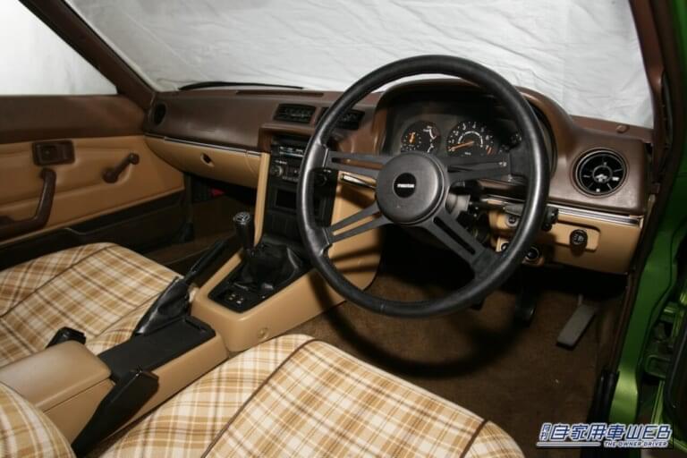 マツダの初代サバンナRX-7の車内、運転席｜「発売直後からプレミア価格に」米国で爆発的な大ヒット。入手困難となった48年前のマツダ車。しかし当時の日本では色眼鏡で見られていた［初代サバンナ RX-7］