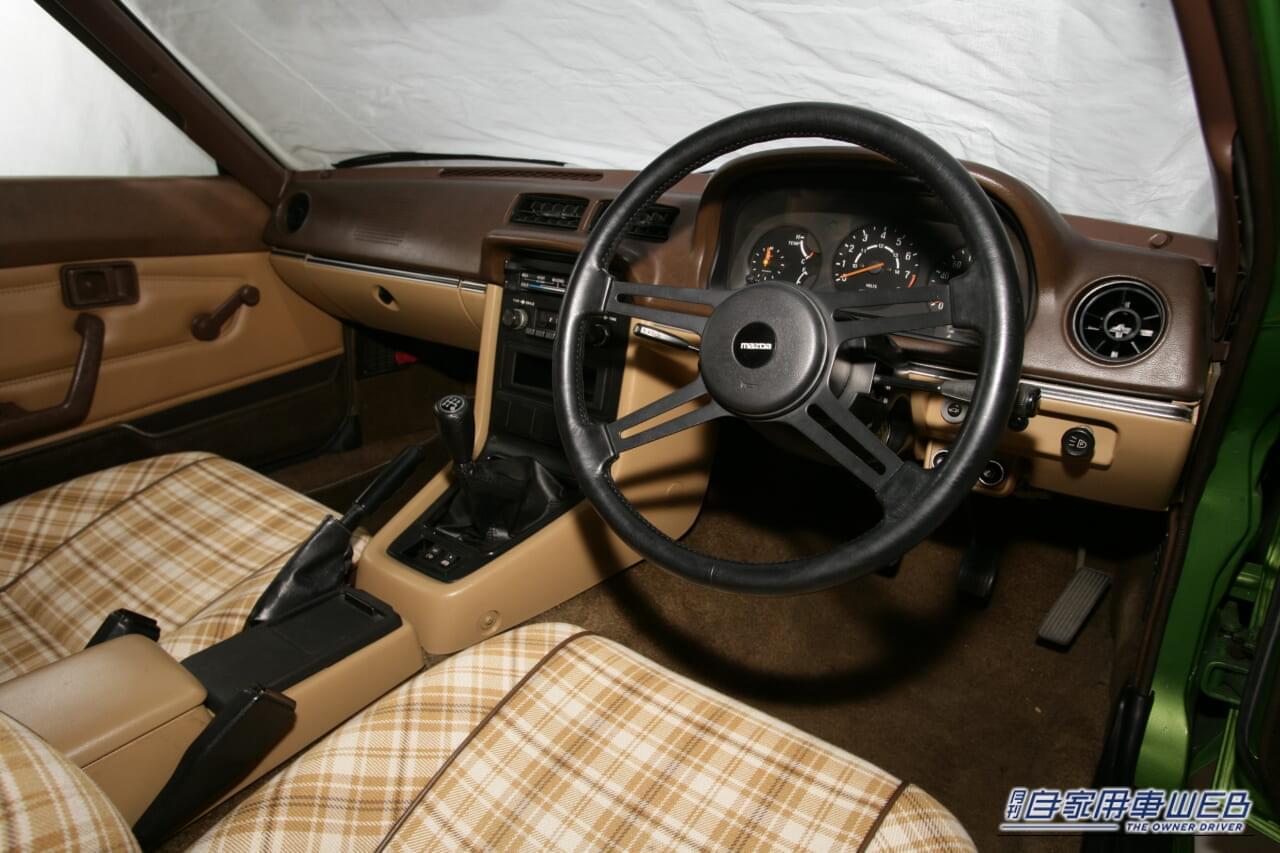 マツダの初代サバンナRX-7の車内、運転席｜「発売直後からプレミア価格に」米国で爆発的な大ヒット。入手困難となった48年前のマツダ車。しかし当時の日本では色眼鏡で見られていた［初代サバンナ RX-7］