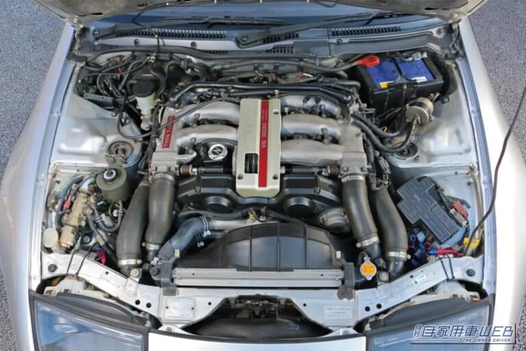 日産のZ32型フェアレディZのエンジンルームに収まる、VG30DETT型、3.0L DOHCツインターボエンジンの写真｜「美しいデザインは今も色褪せない…」国産車で初の280馬力を達成。現在も高い人気を誇る37年前の日産のスポーツカー［Z32型 フェアレディZ］