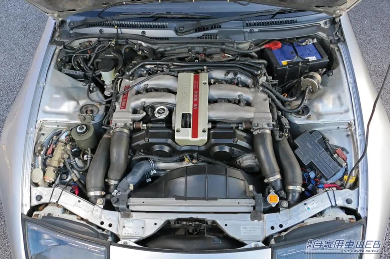 日産のZ32型フェアレディZのエンジンルームに収まる、VG30DETT型、3.0L DOHCツインターボエンジンの写真｜「美しいデザインは今も色褪せない…」国産車で初の280馬力を達成。現在も高い人気を誇る37年前の日産のスポーツカー［Z32型 フェアレディZ］
