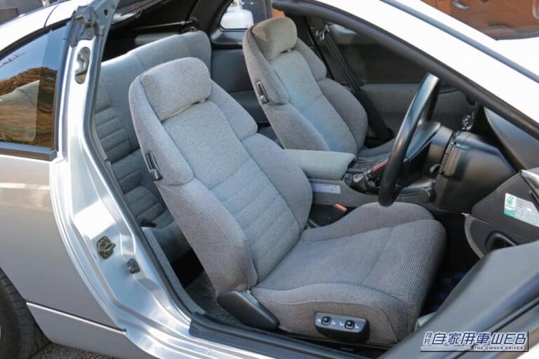 日産のZ32型フェアレディZの2by2の車内、フロントシートとリアシート｜「美しいデザインは今も色褪せない…」国産車で初の280馬力を達成。現在も高い人気を誇る37年前の日産のスポーツカー［Z32型 フェアレディZ］