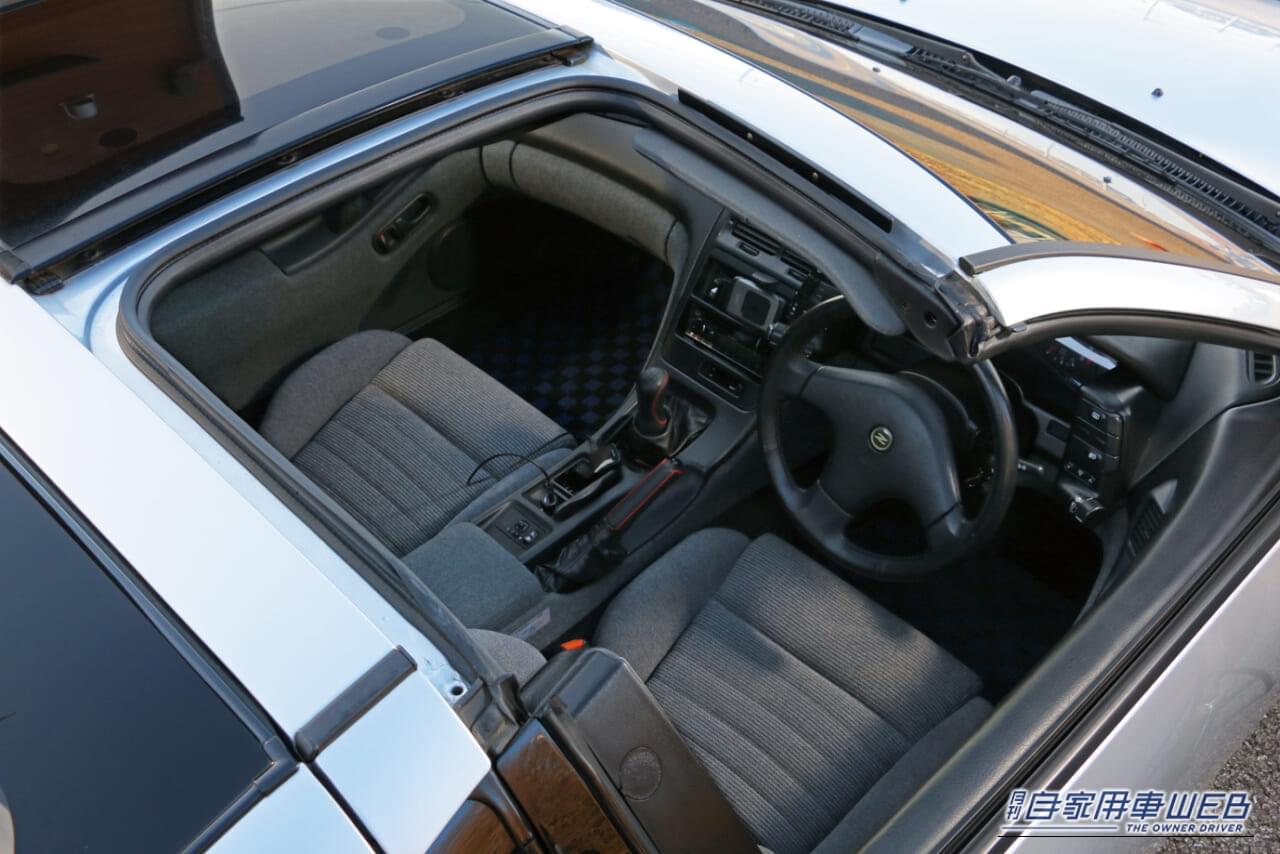 日産のZ32型フェアレディZのTバールーフ部分の写真｜「美しいデザインは今も色褪せない…」国産車で初の280馬力を達成。現在も高い人気を誇る37年前の日産のスポーツカー［Z32型 フェアレディZ］