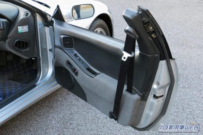 日産のZ32型フェアレディZの前期モデルのドア、車内側の写真｜「美しいデザインは今も色褪せない…」国産車で初の280馬力を達成。現在も高い人気を誇る37年前の日産のスポーツカー［Z32型 フェアレディZ］