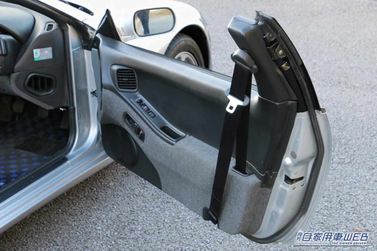 日産のZ32型フェアレディZの前期モデルのドア、車内側の写真｜「美しいデザインは今も色褪せない…」国産車で初の280馬力を達成。現在も高い人気を誇る37年前の日産のスポーツカー［Z32型 フェアレディZ］
