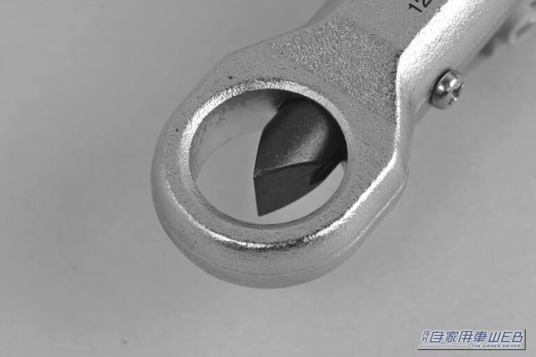 トップ工業のナットブレーカーの先端部分｜「そんな方法あるんだ…」角がナメたナットを簡単に外せる最終手段。何をやってもダメなとき、切断してはずすことができる［ナットブレーカー］の使い方