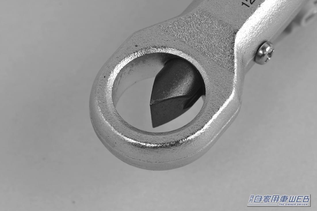 トップ工業のナットブレーカーの先端部分｜「そんな方法あるんだ…」角がナメたナットを簡単に外せる最終手段。何をやってもダメなとき、切断してはずすことができる［ナットブレーカー］の使い方