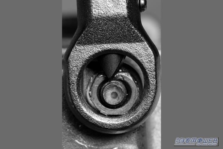 ナットブレーカーの刃が、ナットに食い込んで、ナットが割れている写真｜「そんな方法あるんだ…」角がナメたナットを簡単に外せる最終手段。何をやってもダメなとき、切断してはずすことができる［ナットブレーカー］の使い方