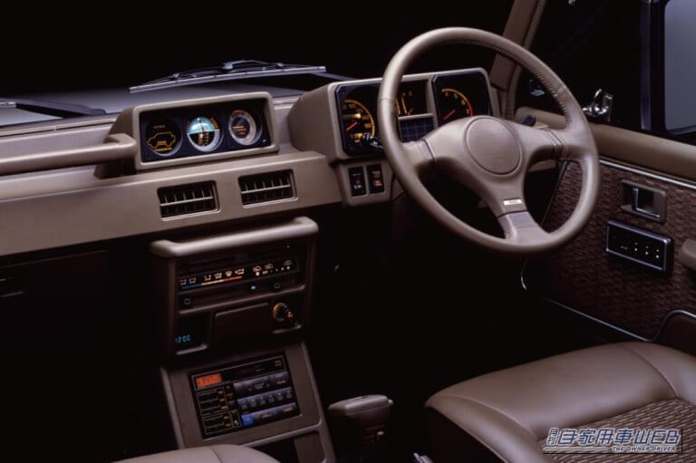 スーパーエクシード(インパネ)|「いまや世界的なムーブメントとなった“SUV”の原点」は、44年前に登場したオフロード4WD【三菱・パジェロ】だった!